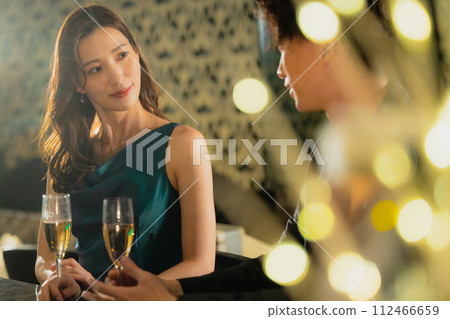 Couple drinking champagne 112466659