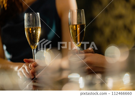 Couple drinking champagne 112466660