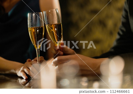 夫妻喝香檳 112466661