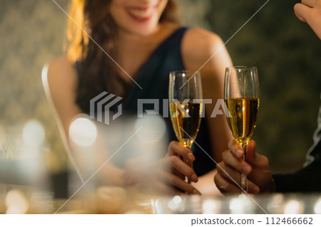 Couple drinking champagne 112466662