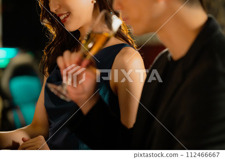 夫妻喝香檳 夫妻喝香檳 112466667