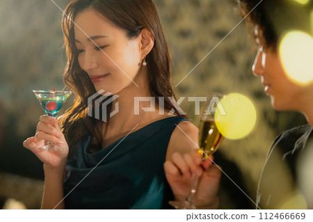 夫妻喝香檳 112466669