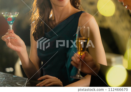 夫妻喝香檳 112466670