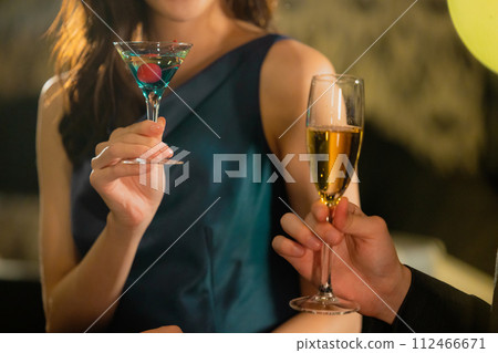 夫妻喝香檳 112466671