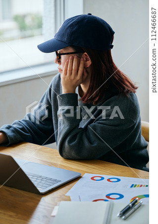 一個年輕女子托著下巴看風景 一個年輕女子托著下巴看風景 112466687