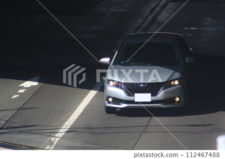 汽車駛出隧道 汽車駛出隧道 112467488