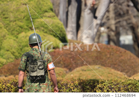 陸上自衛隊人員攜帶無線電設備進行引導 112468694