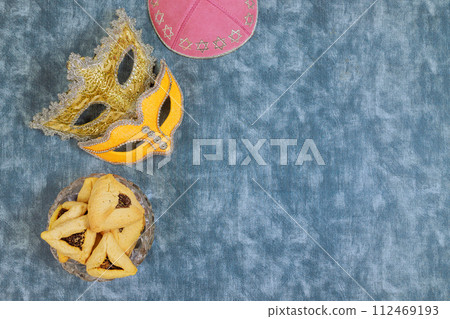 Purim symbols include hamantaschen, hamans ears, carnival mask, noisemakers 112469193