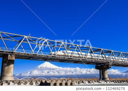 [Shizuoka Prefecture_Fuji City_Shinkansen] Shinkansen running through Mt. Fuji and Fujikawabashisome 112469278