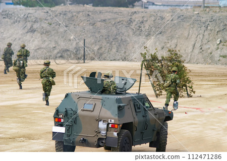 陸上自衛隊人員在訓練展上突擊 陸上自衛隊人員在訓練展上突擊 112471286