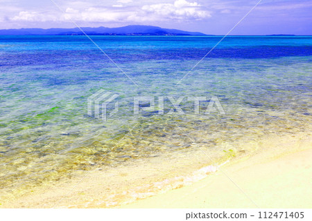 The blue sea and blue sky seen from Kaiji Beach on Taketomi Island 112471405