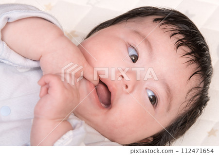 [Baby thumb sucking] 112471654