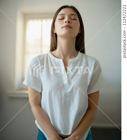 健康女性抬頭、閉上眼睛、深呼吸的形象：多種變化 112472222