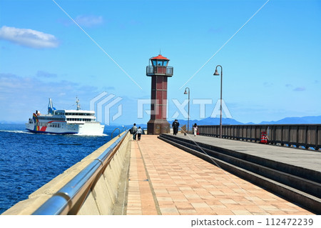 [Kagawa Prefecture] Red lighthouse towering over Takamatsu Port on a sunny day 112472239