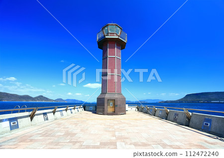 [Kagawa Prefecture] Red lighthouse towering over Takamatsu Port on a sunny day 112472240