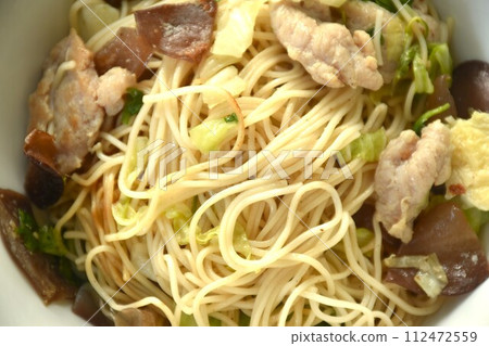 fried Chinese yellow rice noodles with cabbage and pork on bowl 112472559