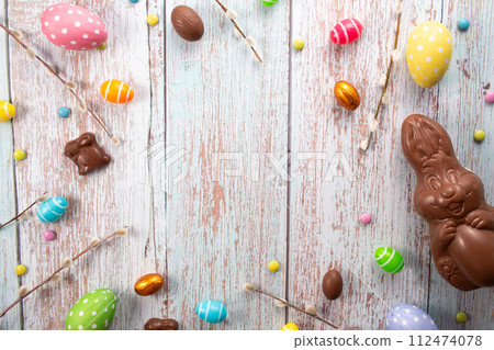 Chocolate eggs, chocolate bunny and sweets on wooden table.Greetings card, Happy Easters. Flat lay ,top view 112474078