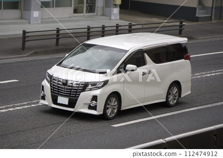 一輛箱式汽車小型貨車道路駕駛 一輛箱式汽車小型貨車道路駕駛 112474912