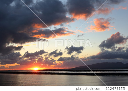 黃昏時分色彩繽紛的海岸風光 112475155