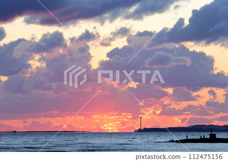 黃昏時分色彩繽紛的海岸風光 112475156