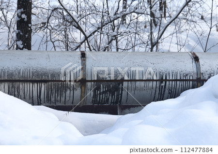 The main provides the city with hot water. Selective focus. The pipes of the central heating system The main provides the city with hot water. Selective focus. The pipes of the central heating system 112477884