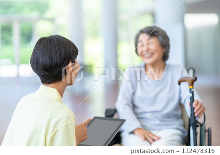 護理人員和老婦人，坐在輪椅上的老年婦女 112478316