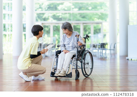 Caregiver and old woman, senior woman sitting in a wheelchair 112478318
