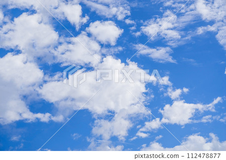 白雲在夏日的天空中升起 白雲在夏日的天空中升起 112478877