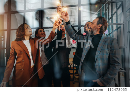 Teamwork and brainstorming concept with businessmen that share an idea with a lamp 112478965