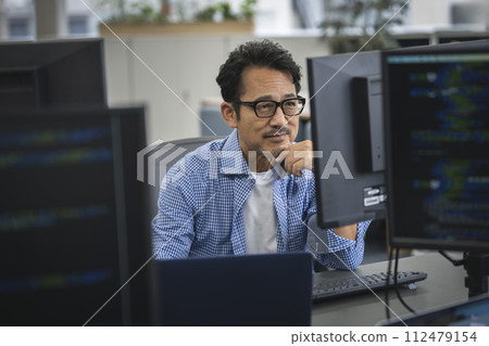 50 多歲的工程師在 PC 上工作 50 多歲的工程師在 PC 上工作 112479154