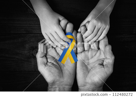 male hands hold children hands 112480272