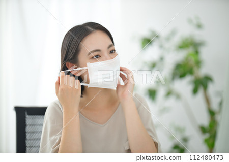 戴著面具在辦公室的年輕女商人 112480473