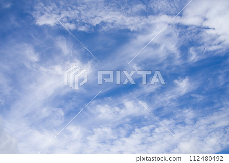 [Background material] White clouds rising in the blue sky 112480492