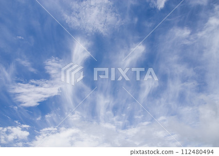 [Background material] White clouds rising in the blue sky 112480494
