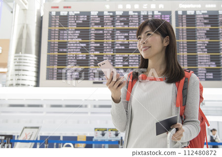 Young woman going on a trip, smartphone 112480872