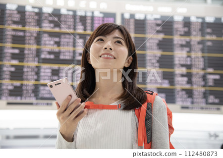 Young woman going on a trip, smartphone Young woman going on a trip, smartphone 112480873
