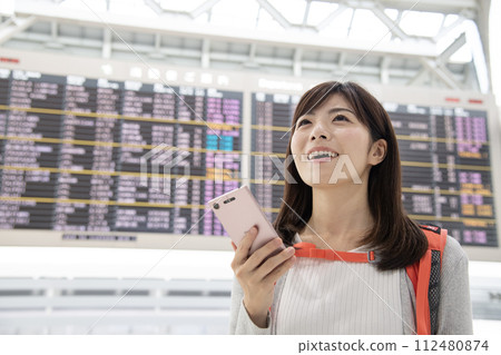 Young woman going on a trip, smartphone Young woman going on a trip, smartphone 112480874