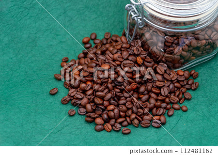 咖啡豆和玻璃瓶綠色背景 d-1-1 生動 112481162