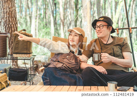 夫婦在露營地享受露營 112481419