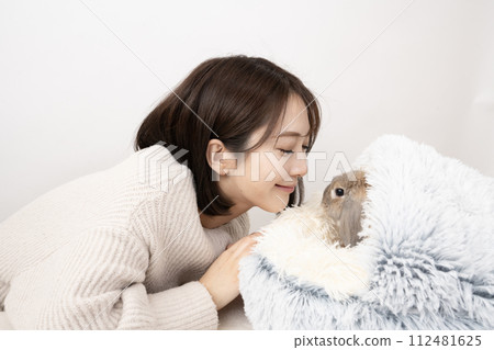 woman looking at rabbit 112481625
