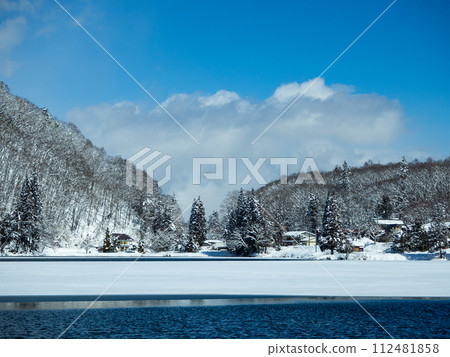 信州冬季風景，中綱湖結冰的表面 112481858