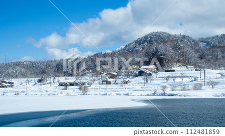 信州冬季風景，中綱湖結冰的表面 112481859