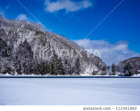 信州冬季風景，中綱湖結冰的表面 112481860