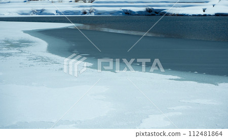信州冬季風景，中綱湖結冰的表面 112481864