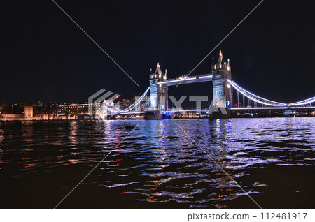 塔橋和泰晤士河在晚上 112481917