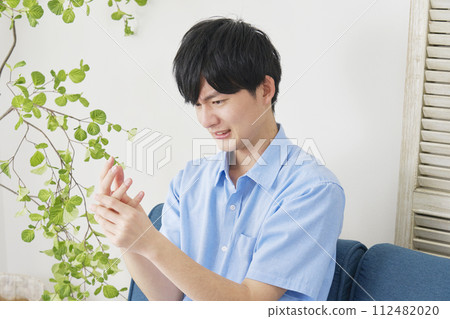 雙手麻木的年輕人 112482020