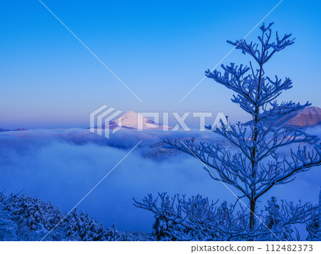 (Kanagawa Prefecture) Mt. Fuji seen from Hakone covered in snow and a sea of clouds 112482373