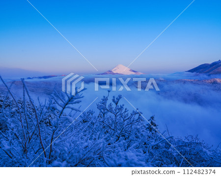 (Kanagawa Prefecture) Mt. Fuji seen from Hakone covered in snow and a sea of clouds 112482374