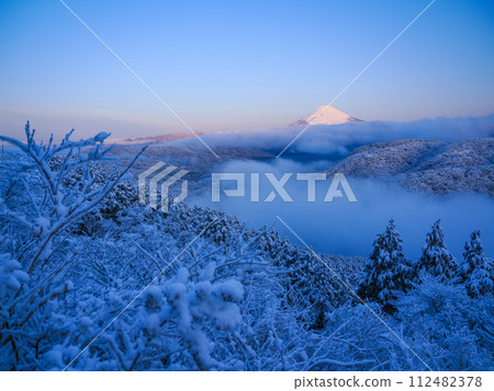 (Kanagawa Prefecture) Mt. Fuji seen from Hakone covered in snow and a sea of clouds 112482378