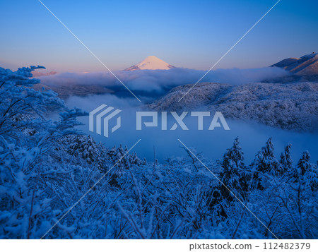 (Kanagawa Prefecture) Mt. Fuji seen from Hakone covered in snow and a sea of clouds 112482379